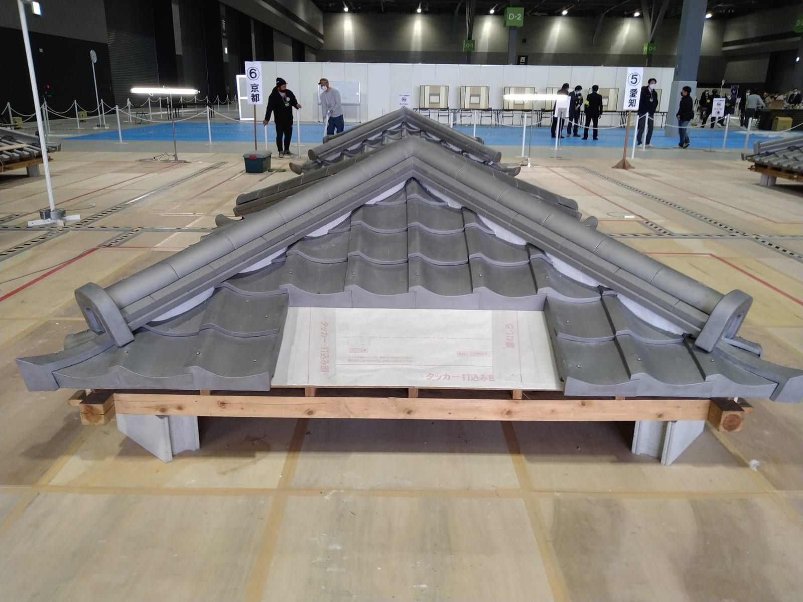 技能グランプリの会場で組んだ、いぶし瓦の屋根